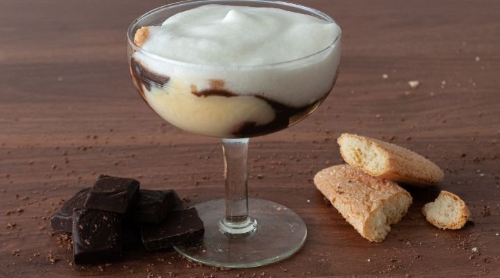 Pave de Morango com Biscoito Champagne